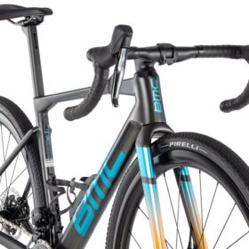 BMC Vélo Gravel Carbone – KAIUS 01 TWO – 2024 – carbon black / brushed blue