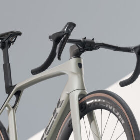 Trek Vélo de Route Carbone – MADONE SL 7 GEN 8 – 2025 – Matte Lunar Silver