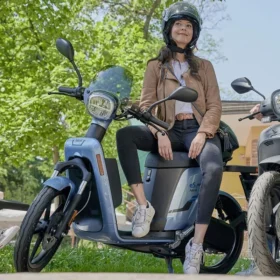 Le Askoll eS3 Evolution est un équivalent 125 cm3 éligible aux primes et bonus écologiques. Il offre une vitesse maximale de 66 km/h et jusqu’à 87 kilomètres d’autonomie.  Le Askoll eS3 Evolution est conçu par le constructeur italien du même nom. Ceux-ci poursuive leur ascension sur le marché français en offrant une version plus aboutie d’un de leurs best-sellers et sur lequel connectivité et praticité sont à l’honneur. Askoll ES3 à l&rsquo;arrêt avec une jeune femme dessus Un 125 pour un usage urbain Le Askoll eS3 Evolution est un scooter électrique équivalent 125 cm3 accessible avec un permis B et la formation des 7 heures. Ou, avec un permis moto, A ou A2. Sa vitesse maximale de 66 km/h le cantonne à un usage urbain. Son moteur développe 2 700 Watts de puissance : le eS3 est donc un “petit” 125. Sa transmission s’effectue par courroie. Il dispose de deux batteries amovibles lithium-ion. Leur capacité unitaire est de 54V / 26.1Ah, soit 2.81 kWh. De 0 à 100%, le temps de charge est de cinq heures. Le eS3 est très économique à l’usage : réaliser 100 kilomètres vous coutera environ 0.50 € en moyenne d’électricité.  D’après son constructeur, l’autonomie maximale peut atteindre 96 kilomètres. Ceci s’entend dans les meilleures conditions. Dans les meilleures conditions, en ville, avec un conducteur de 80 kilos et une température moyenne de 15°, il sera possible de réaliser 65 kilomètres.  Le Askoll eS3 Evolution est biplace Cette nouvelle génération offre plusieurs amélioration notamment en terme d’espace puisque vous pourrez désormais accueillir aisément un passager et au delà de ça, embarquer à son bord une charge de plus de 80 kg. Un point non négligeable si vous le destinez à une activité de livraison notamment.  Jeune femme sur un Askoll ES3 en train de rouler dans les rues d&rsquo;une grande ville Un bon équipement de série Un écran numérique équipe le Askoll eS3 Evolution. Il présente très lisiblement l’ensemble des données dont vous aurez besoin durant vos trajets. À cela s’ajoute la possibilité de relier votre scooter à votre smartphone via une application vous permettant ainsi de le géolocaliser et d’avoir un aperçu complet de son état de santé. D’un point de vue plus “mécanique”, le Askoll eS3 Evolution est doté d’amortisseurs hydrauliques et de double frein à disque vous procurant un réel plaisir de conduite accentué par son gabarit et sa légèreté tout en pouvant freiner efficacement si besoin et c’est ce que l’on apprécie sur les modèles Askoll. Le seul petit regret que nous pourrions exprimer est l’absence de place sous la selle, mobilisé par les deux batteries.  Le Askoll eS3 Evolution est garantie 2 ans et éligible aux primes et bonus écologiques.  MOTEUR Couple maximal	130 Nm Cylindrée	Équivalent 125 cm3 Marque du moteur	Askoll Puissance maximale	2 700 W Puissance moteur	2 700 W Transmission	Par courroie Vitesse Maximale	66 km/h BATTERIE Scooter Electrique 125 Askoll eS3 Evolution Autonomie	87 km Batterie Amovible	Oui Chargeur fourni	Oui Poids de la batterie	8 kg par batterie Puissance de la batterie	1.40 kWh x 2 Temps de recharge	6 h Type de Batterie	Lithium Voltage & Ampérage de la Batterie	54V / 26.1Ah x 2 CHASSIS Charge maximale	162 kg Empattement	1 245 mm Garde au sol minimale	150 mm Hauteur de selle	760 mm Hauteur hors tout	1 130 mm Largeur hors tout	735 mm Longueur hors tout	1 740 mm PARTIE CYCLE Scooter Electrique 125 Askoll eS3 Evolution Amortisseur arrière réglable	Non Amortisseur avant réglable	Non Taille frein arrière	190 mm Taille frein avant	220 mm Taille pneu arrière	90/80-16 Taille pneu avant	80/80-16 Taille roue arrière	16 pouces Taille roue avant	16 pouces Type frein arrière	Disque Type frein avant	Disque FONCTIONNALITÉS Alarme	Non Freinage couplé	Oui Freinage régénératif	Non Homologué 2 places	Oui Marche Arrière	Oui Modes de conduites	3 Prise USB	Non Rangement casque sous la selle	Non Régulateur	Non VÉHICULE Scooter Electrique 125 Askoll eS3 Evolution Bonus Écologique État	350 € Catégorie Administrative	L3e Code National	MTL Couleur	Azure, Titanium Mat, Blanc brillant, Blue, Metallic, Silver, Titanium, White Dimensions	175 × 70 × 113 cm Marque	Askoll Modèle	Es3 Evolution Permis	Permis B + Formation 7h, Permis moto Poids en ordre de marche	70 kg Scooter Electrique Ubco Rover 2×2  Scooter Electrique Rider Pro Cargo  BENZHOU – EURO 5 – Scooter rétro 50cc 4T – Rose pastel et blanc + Carte Grise (SIV)  Scooter Electrique Piaggio 1  Scooter electrique livraison Rider Pro Cargo