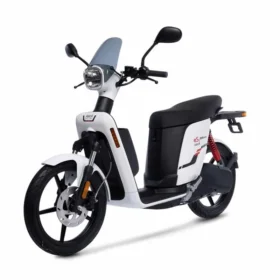 Le Askoll eS3 Evolution est un équivalent 125 cm3 éligible aux primes et bonus écologiques. Il offre une vitesse maximale de 66 km/h et jusqu’à 87 kilomètres d’autonomie.  Le Askoll eS3 Evolution est conçu par le constructeur italien du même nom. Ceux-ci poursuive leur ascension sur le marché français en offrant une version plus aboutie d’un de leurs best-sellers et sur lequel connectivité et praticité sont à l’honneur. Askoll ES3 à l&rsquo;arrêt avec une jeune femme dessus Un 125 pour un usage urbain Le Askoll eS3 Evolution est un scooter électrique équivalent 125 cm3 accessible avec un permis B et la formation des 7 heures. Ou, avec un permis moto, A ou A2. Sa vitesse maximale de 66 km/h le cantonne à un usage urbain. Son moteur développe 2 700 Watts de puissance : le eS3 est donc un “petit” 125. Sa transmission s’effectue par courroie. Il dispose de deux batteries amovibles lithium-ion. Leur capacité unitaire est de 54V / 26.1Ah, soit 2.81 kWh. De 0 à 100%, le temps de charge est de cinq heures. Le eS3 est très économique à l’usage : réaliser 100 kilomètres vous coutera environ 0.50 € en moyenne d’électricité.  D’après son constructeur, l’autonomie maximale peut atteindre 96 kilomètres. Ceci s’entend dans les meilleures conditions. Dans les meilleures conditions, en ville, avec un conducteur de 80 kilos et une température moyenne de 15°, il sera possible de réaliser 65 kilomètres.  Le Askoll eS3 Evolution est biplace Cette nouvelle génération offre plusieurs amélioration notamment en terme d’espace puisque vous pourrez désormais accueillir aisément un passager et au delà de ça, embarquer à son bord une charge de plus de 80 kg. Un point non négligeable si vous le destinez à une activité de livraison notamment.  Jeune femme sur un Askoll ES3 en train de rouler dans les rues d&rsquo;une grande ville Un bon équipement de série Un écran numérique équipe le Askoll eS3 Evolution. Il présente très lisiblement l’ensemble des données dont vous aurez besoin durant vos trajets. À cela s’ajoute la possibilité de relier votre scooter à votre smartphone via une application vous permettant ainsi de le géolocaliser et d’avoir un aperçu complet de son état de santé. D’un point de vue plus “mécanique”, le Askoll eS3 Evolution est doté d’amortisseurs hydrauliques et de double frein à disque vous procurant un réel plaisir de conduite accentué par son gabarit et sa légèreté tout en pouvant freiner efficacement si besoin et c’est ce que l’on apprécie sur les modèles Askoll. Le seul petit regret que nous pourrions exprimer est l’absence de place sous la selle, mobilisé par les deux batteries.  Le Askoll eS3 Evolution est garantie 2 ans et éligible aux primes et bonus écologiques.  MOTEUR Couple maximal	130 Nm Cylindrée	Équivalent 125 cm3 Marque du moteur	Askoll Puissance maximale	2 700 W Puissance moteur	2 700 W Transmission	Par courroie Vitesse Maximale	66 km/h BATTERIE Scooter Electrique 125 Askoll eS3 Evolution Autonomie	87 km Batterie Amovible	Oui Chargeur fourni	Oui Poids de la batterie	8 kg par batterie Puissance de la batterie	1.40 kWh x 2 Temps de recharge	6 h Type de Batterie	Lithium Voltage & Ampérage de la Batterie	54V / 26.1Ah x 2 CHASSIS Charge maximale	162 kg Empattement	1 245 mm Garde au sol minimale	150 mm Hauteur de selle	760 mm Hauteur hors tout	1 130 mm Largeur hors tout	735 mm Longueur hors tout	1 740 mm PARTIE CYCLE Scooter Electrique 125 Askoll eS3 Evolution Amortisseur arrière réglable	Non Amortisseur avant réglable	Non Taille frein arrière	190 mm Taille frein avant	220 mm Taille pneu arrière	90/80-16 Taille pneu avant	80/80-16 Taille roue arrière	16 pouces Taille roue avant	16 pouces Type frein arrière	Disque Type frein avant	Disque FONCTIONNALITÉS Alarme	Non Freinage couplé	Oui Freinage régénératif	Non Homologué 2 places	Oui Marche Arrière	Oui Modes de conduites	3 Prise USB	Non Rangement casque sous la selle	Non Régulateur	Non VÉHICULE Scooter Electrique 125 Askoll eS3 Evolution Bonus Écologique État	350 € Catégorie Administrative	L3e Code National	MTL Couleur	Azure, Titanium Mat, Blanc brillant, Blue, Metallic, Silver, Titanium, White Dimensions	175 × 70 × 113 cm Marque	Askoll Modèle	Es3 Evolution Permis	Permis B + Formation 7h, Permis moto Poids en ordre de marche	70 kg Scooter Electrique Ubco Rover 2×2  Scooter Electrique Rider Pro Cargo  BENZHOU – EURO 5 – Scooter rétro 50cc 4T – Rose pastel et blanc + Carte Grise (SIV)  Scooter Electrique Piaggio 1  Scooter electrique livraison Rider Pro Cargo