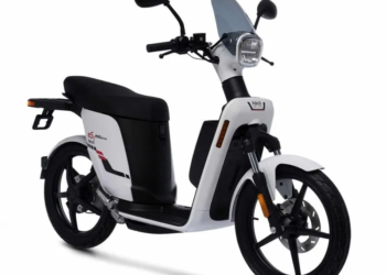 Le Askoll eS3 Evolution est un équivalent 125 cm3 éligible aux primes et bonus écologiques. Il offre une vitesse maximale de 66 km/h et jusqu’à 87 kilomètres d’autonomie.  Le Askoll eS3 Evolution est conçu par le constructeur italien du même nom. Ceux-ci poursuive leur ascension sur le marché français en offrant une version plus aboutie d’un de leurs best-sellers et sur lequel connectivité et praticité sont à l’honneur. Askoll ES3 à l&rsquo;arrêt avec une jeune femme dessus Un 125 pour un usage urbain Le Askoll eS3 Evolution est un scooter électrique équivalent 125 cm3 accessible avec un permis B et la formation des 7 heures. Ou, avec un permis moto, A ou A2. Sa vitesse maximale de 66 km/h le cantonne à un usage urbain. Son moteur développe 2 700 Watts de puissance : le eS3 est donc un “petit” 125. Sa transmission s’effectue par courroie. Il dispose de deux batteries amovibles lithium-ion. Leur capacité unitaire est de 54V / 26.1Ah, soit 2.81 kWh. De 0 à 100%, le temps de charge est de cinq heures. Le eS3 est très économique à l’usage : réaliser 100 kilomètres vous coutera environ 0.50 € en moyenne d’électricité.  D’après son constructeur, l’autonomie maximale peut atteindre 96 kilomètres. Ceci s’entend dans les meilleures conditions. Dans les meilleures conditions, en ville, avec un conducteur de 80 kilos et une température moyenne de 15°, il sera possible de réaliser 65 kilomètres.  Le Askoll eS3 Evolution est biplace Cette nouvelle génération offre plusieurs amélioration notamment en terme d’espace puisque vous pourrez désormais accueillir aisément un passager et au delà de ça, embarquer à son bord une charge de plus de 80 kg. Un point non négligeable si vous le destinez à une activité de livraison notamment.  Jeune femme sur un Askoll ES3 en train de rouler dans les rues d&rsquo;une grande ville Un bon équipement de série Un écran numérique équipe le Askoll eS3 Evolution. Il présente très lisiblement l’ensemble des données dont vous aurez besoin durant vos trajets. À cela s’ajoute la possibilité de relier votre scooter à votre smartphone via une application vous permettant ainsi de le géolocaliser et d’avoir un aperçu complet de son état de santé. D’un point de vue plus “mécanique”, le Askoll eS3 Evolution est doté d’amortisseurs hydrauliques et de double frein à disque vous procurant un réel plaisir de conduite accentué par son gabarit et sa légèreté tout en pouvant freiner efficacement si besoin et c’est ce que l’on apprécie sur les modèles Askoll. Le seul petit regret que nous pourrions exprimer est l’absence de place sous la selle, mobilisé par les deux batteries.  Le Askoll eS3 Evolution est garantie 2 ans et éligible aux primes et bonus écologiques.  MOTEUR Couple maximal	130 Nm Cylindrée	Équivalent 125 cm3 Marque du moteur	Askoll Puissance maximale	2 700 W Puissance moteur	2 700 W Transmission	Par courroie Vitesse Maximale	66 km/h BATTERIE Scooter Electrique 125 Askoll eS3 Evolution Autonomie	87 km Batterie Amovible	Oui Chargeur fourni	Oui Poids de la batterie	8 kg par batterie Puissance de la batterie	1.40 kWh x 2 Temps de recharge	6 h Type de Batterie	Lithium Voltage & Ampérage de la Batterie	54V / 26.1Ah x 2 CHASSIS Charge maximale	162 kg Empattement	1 245 mm Garde au sol minimale	150 mm Hauteur de selle	760 mm Hauteur hors tout	1 130 mm Largeur hors tout	735 mm Longueur hors tout	1 740 mm PARTIE CYCLE Scooter Electrique 125 Askoll eS3 Evolution Amortisseur arrière réglable	Non Amortisseur avant réglable	Non Taille frein arrière	190 mm Taille frein avant	220 mm Taille pneu arrière	90/80-16 Taille pneu avant	80/80-16 Taille roue arrière	16 pouces Taille roue avant	16 pouces Type frein arrière	Disque Type frein avant	Disque FONCTIONNALITÉS Alarme	Non Freinage couplé	Oui Freinage régénératif	Non Homologué 2 places	Oui Marche Arrière	Oui Modes de conduites	3 Prise USB	Non Rangement casque sous la selle	Non Régulateur	Non VÉHICULE Scooter Electrique 125 Askoll eS3 Evolution Bonus Écologique État	350 € Catégorie Administrative	L3e Code National	MTL Couleur	Azure, Titanium Mat, Blanc brillant, Blue, Metallic, Silver, Titanium, White Dimensions	175 × 70 × 113 cm Marque	Askoll Modèle	Es3 Evolution Permis	Permis B + Formation 7h, Permis moto Poids en ordre de marche	70 kg Scooter Electrique Ubco Rover 2×2  Scooter Electrique Rider Pro Cargo  BENZHOU – EURO 5 – Scooter rétro 50cc 4T – Rose pastel et blanc + Carte Grise (SIV)  Scooter Electrique Piaggio 1  Scooter electrique livraison Rider Pro Cargo